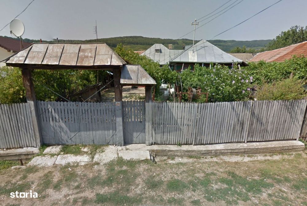 Casă de vânzare cu teren generos și acces asfaltat