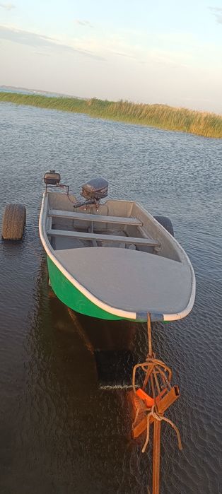 Продам лодку с мотором