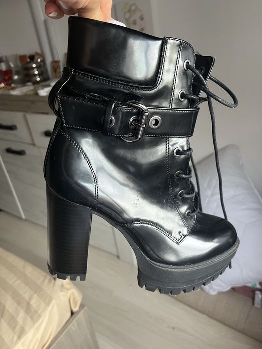 Botine Bershka cu toc gros și platformă, stil goth / combat