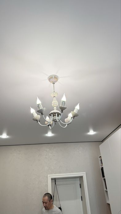 Продам люстру фарфоровую.