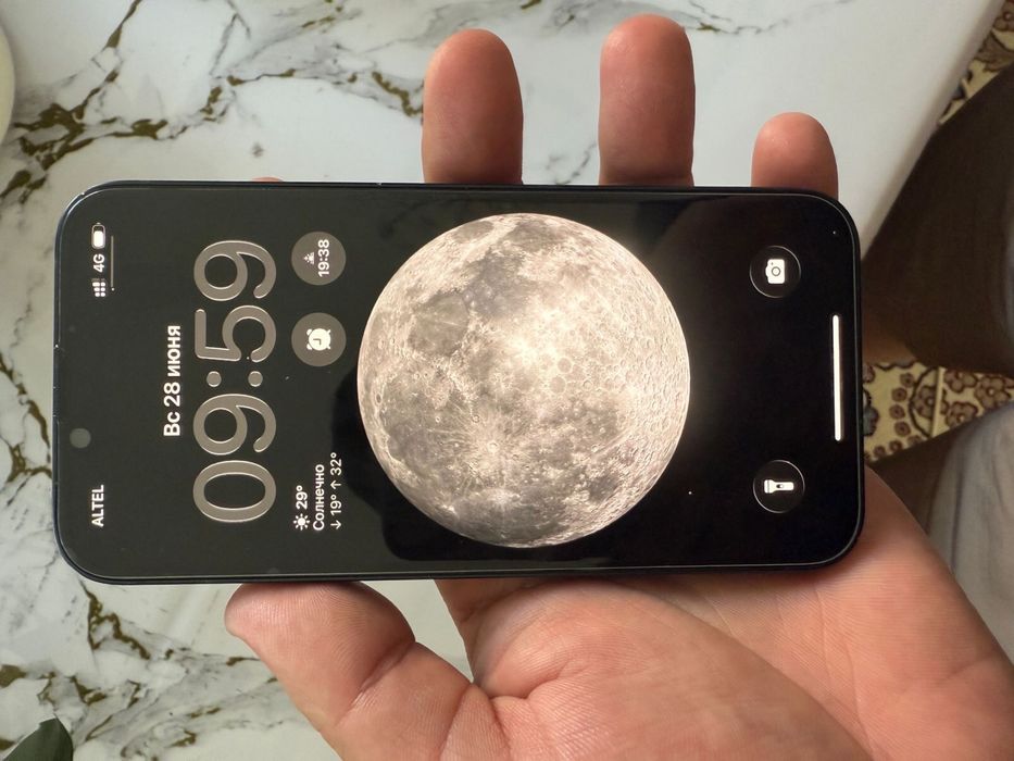 Продам Iphone 13