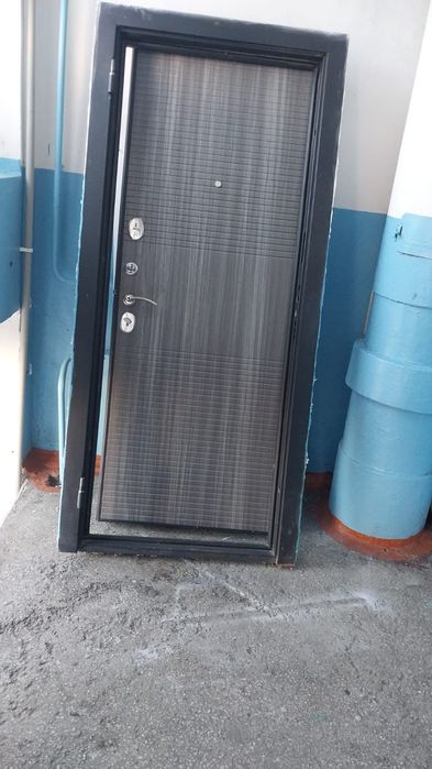 Продам Дверь выходную
