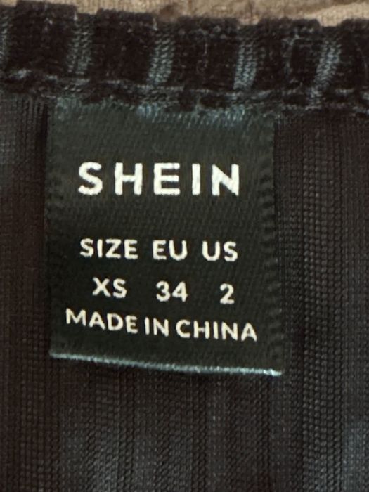 Дамска скъсена блузка с акцент - дантела