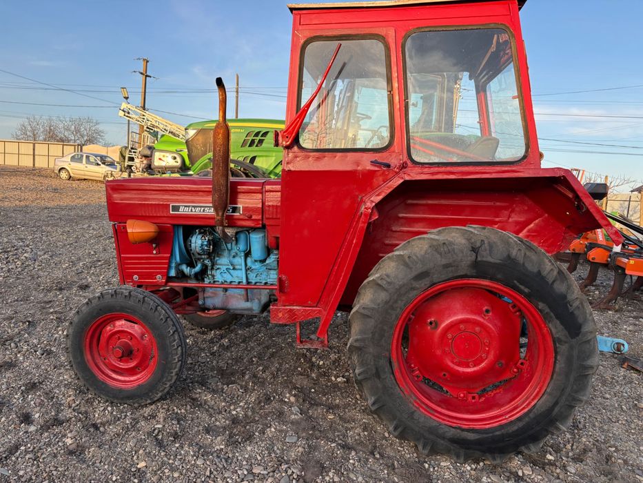 Tractor universal 445