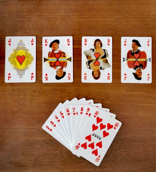 Антикварна дървена кутия с месингов обков с две тестета карти