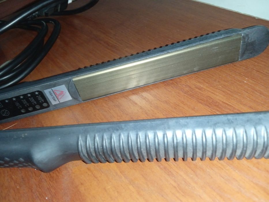 Утюг для волос все работает состояния отличное сломан