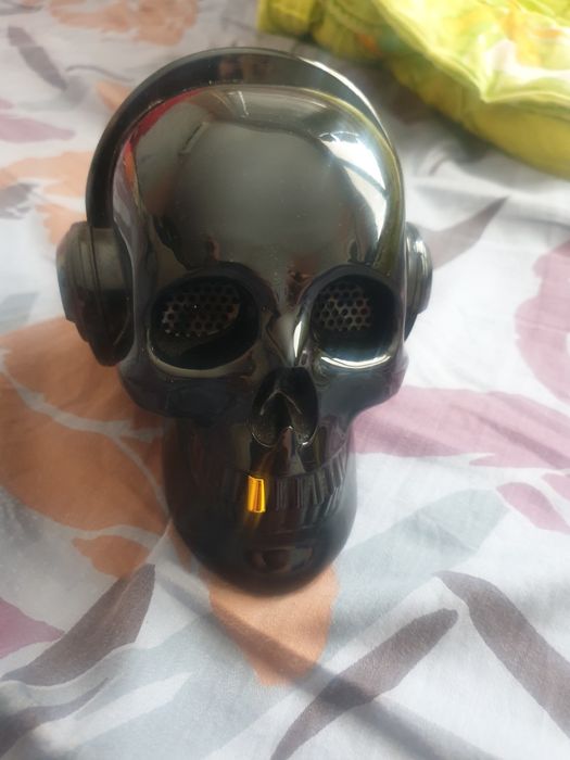 Атрактивна тонколонка череп.