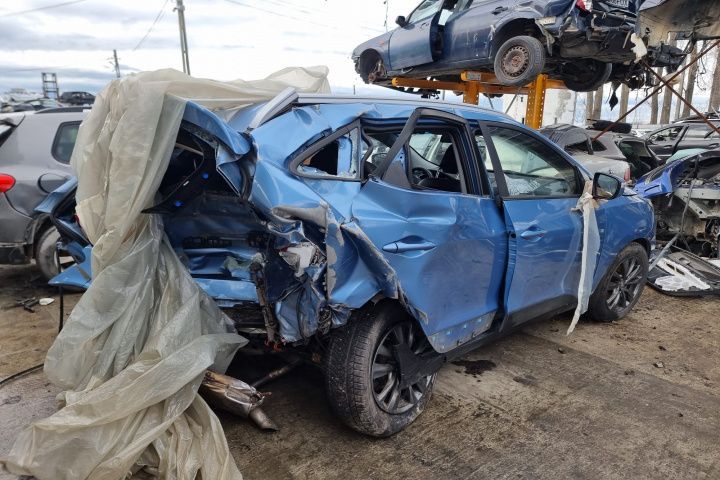 scaune fata spate bancheta scaune interior piele plafoniera spira volan timonerie kit pornire ambreaj volanta  Hyundai IX35 motor 2.0crdi D4HA dezmembrez