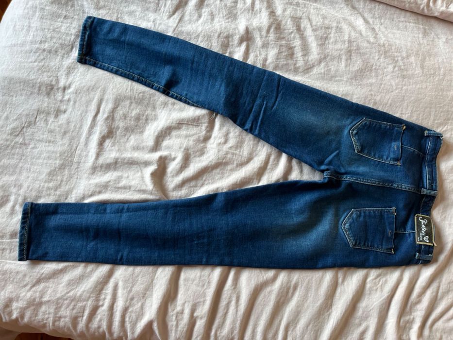 Скъсани еластични дънки