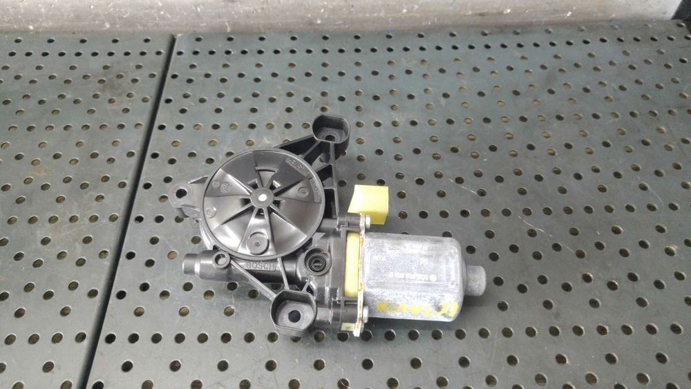 Motoras macara geam stanga fata skoda octavia 3 5e3 nl3 nr3 5q0959801b