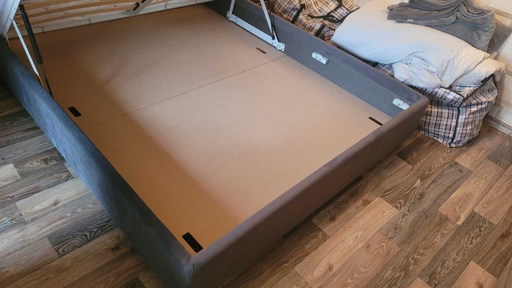 Двуспальная кровать с матрасом