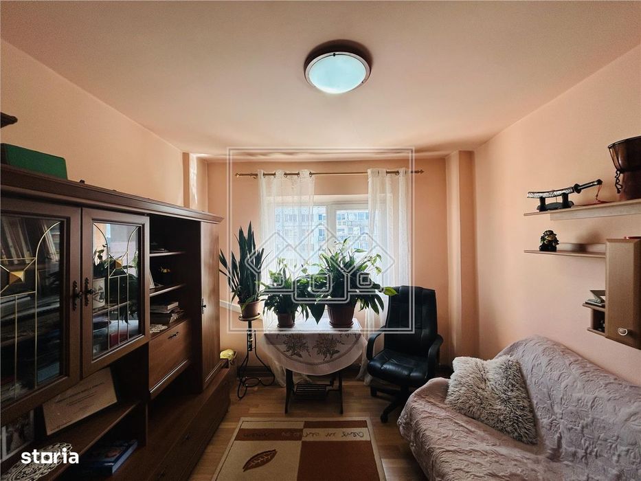 Ap decomandat, 4 camere, balcon - Zona Mihai Viteazu