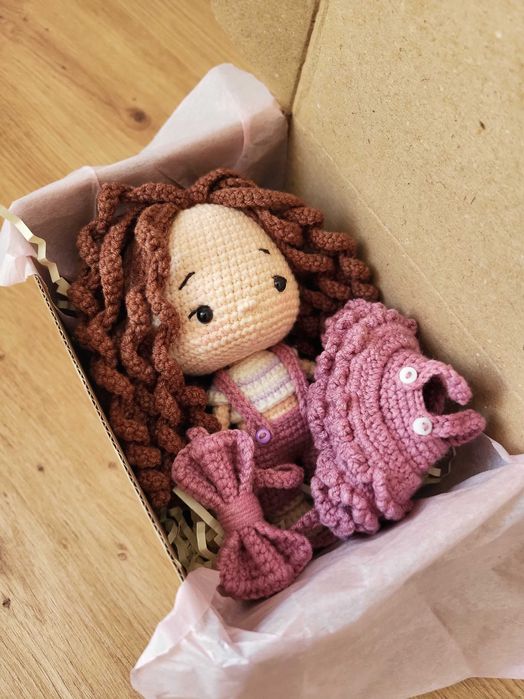 Păpușă croșetată manual – 16 cm de delicatețe, haine detașabile