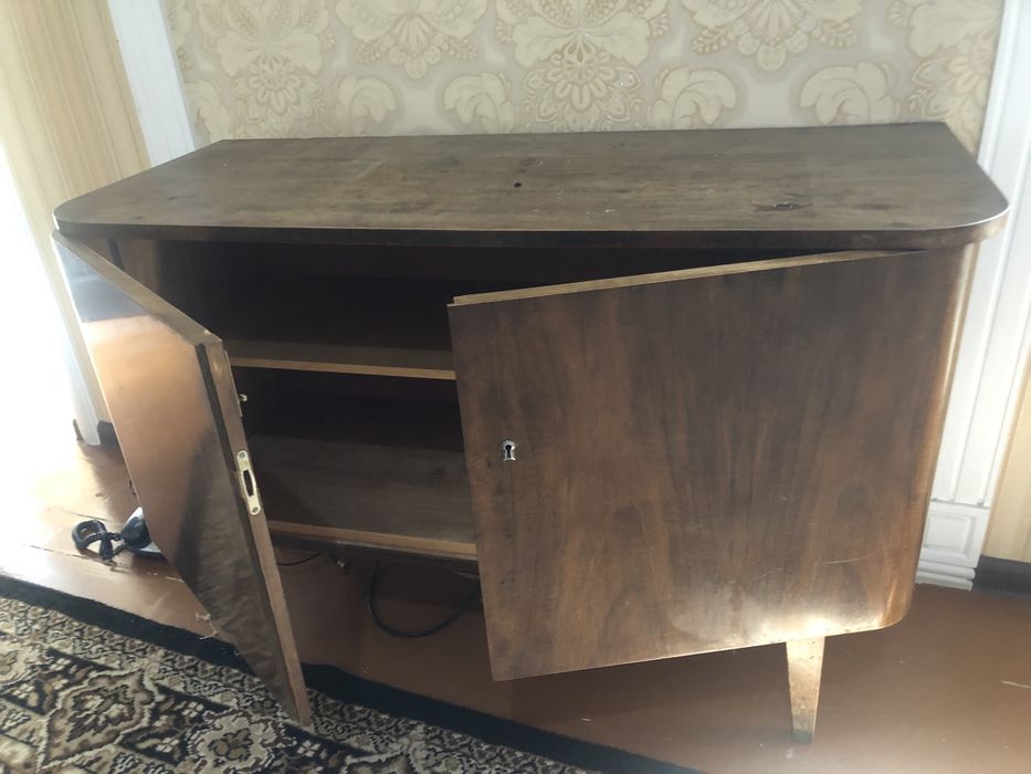 Продам офисные столы и тумбы  б/у