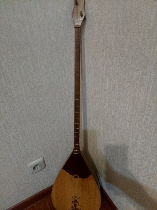 Домбра без чехла