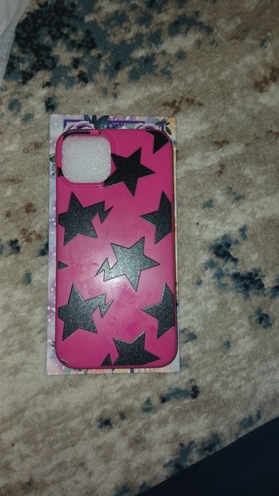 Стильный розовый чехол со звездами на iPhone 13