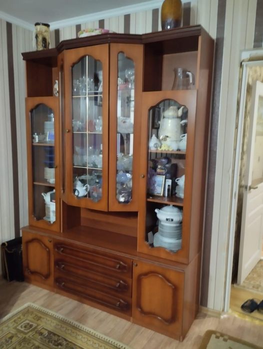 Продам сервант торг уместен