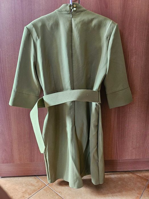 Зелена рокля за повод