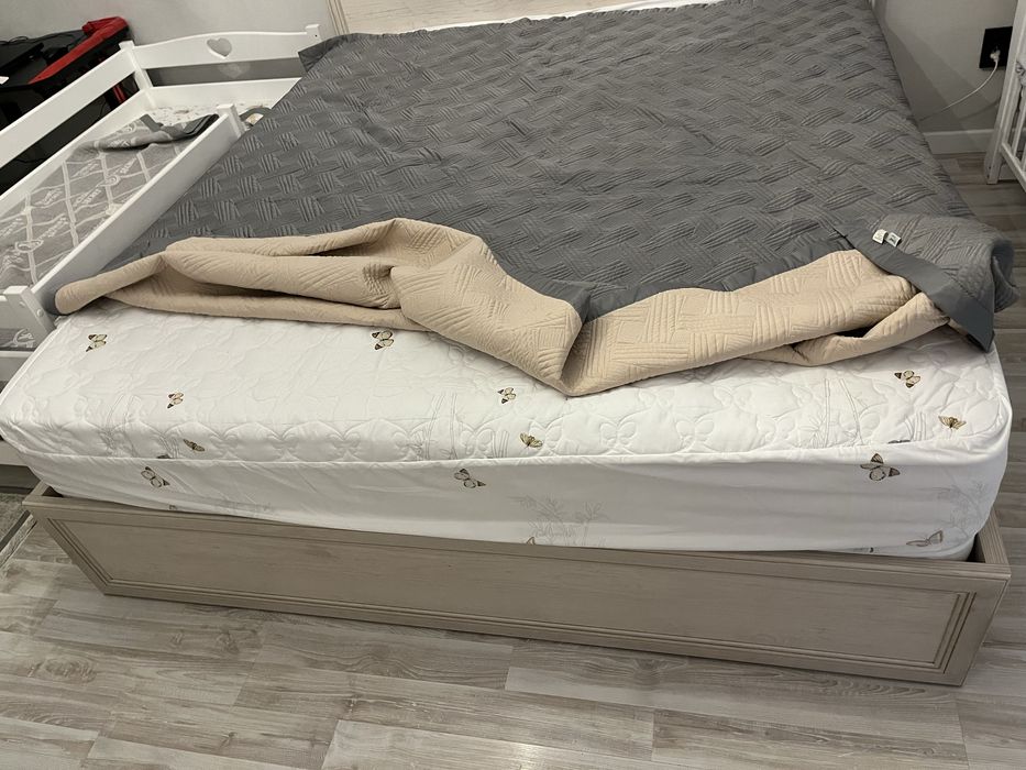 Двуспальная кровать