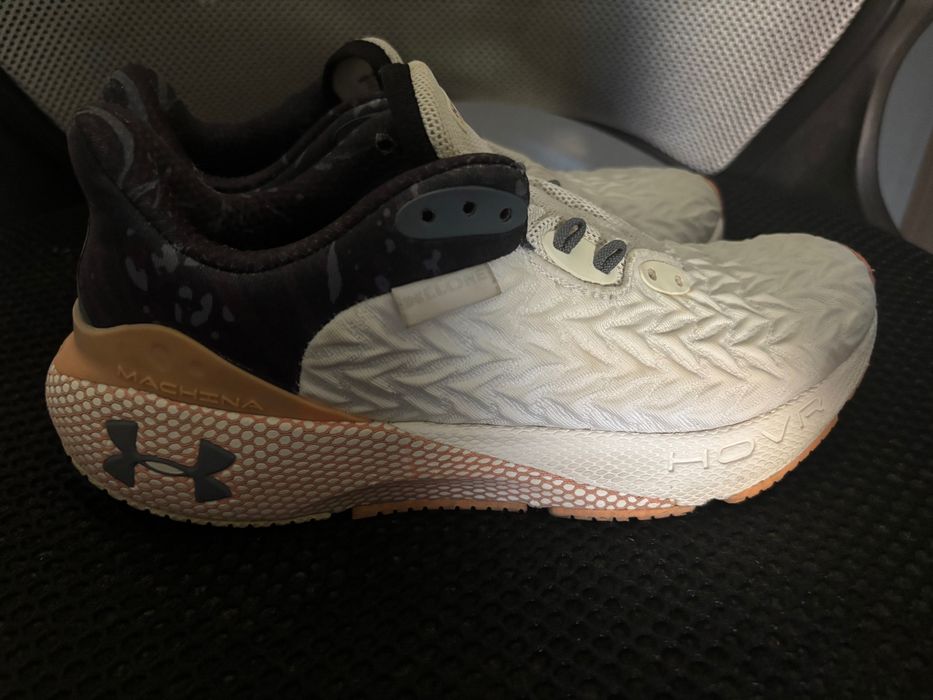 Продаются спортивные кроссовки от бренда Under Armour
