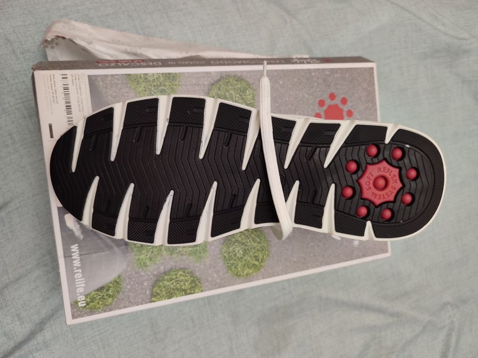 Продам кроссовки летние