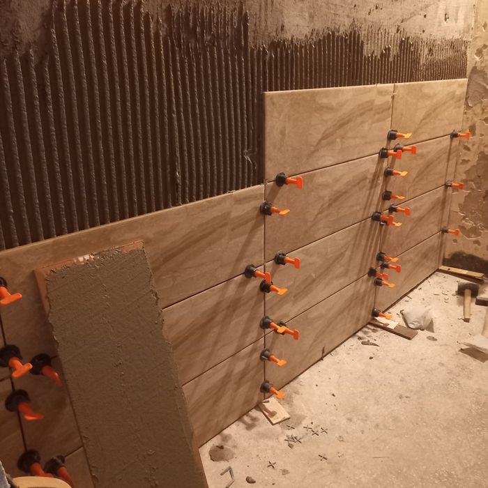 Lucrări de amenajări interioare,glet,faianță,parchet,montaj usi,diverse