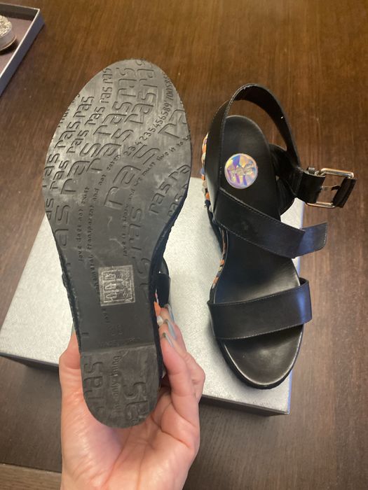 Кожени сандали на платформа марка RAS