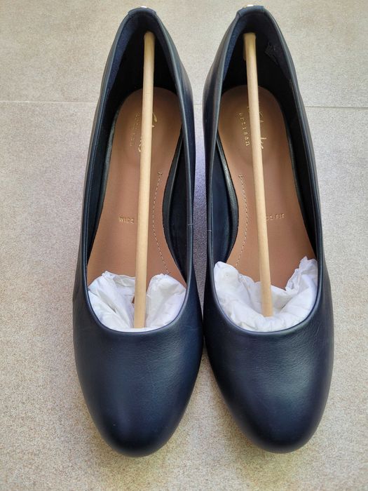 Чисто нови обувки Clarks с подарък втори чифт на ТОП цена