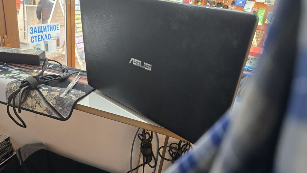 Noutbuk sotiladi Asus