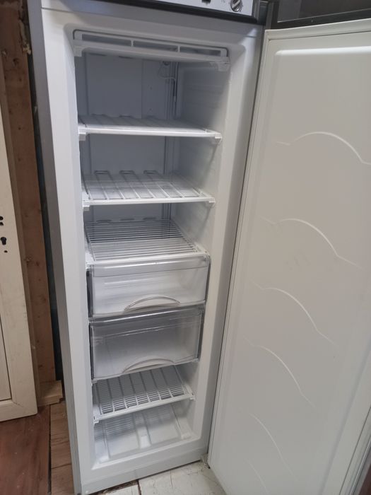 Продам морозилку Атланта