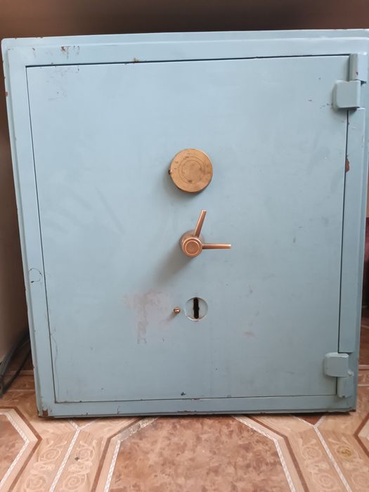 Қумли сейф сотилади.