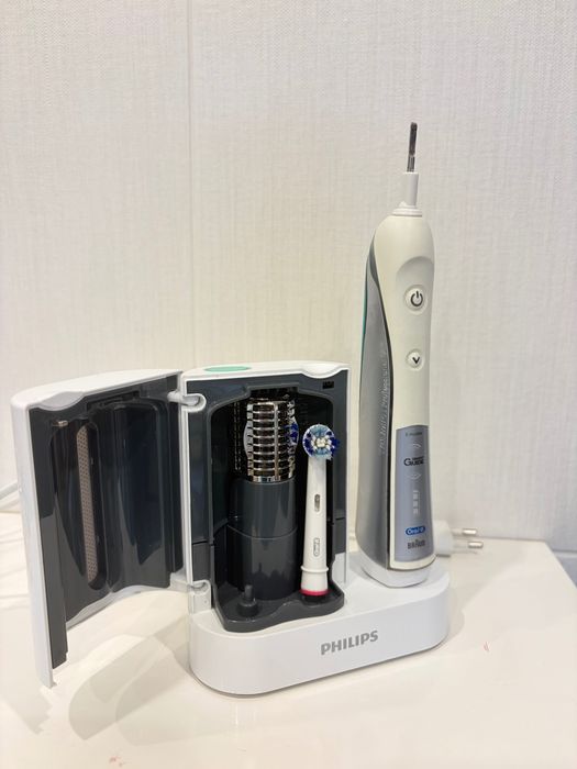Oral-B Triumph Professional Care 5000 SmartGuide + Philips UV Sanitizer