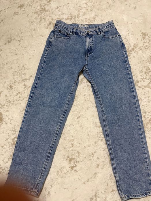 Vând o pereche de blugi