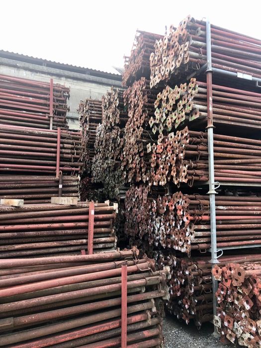 Popi metalici si schela