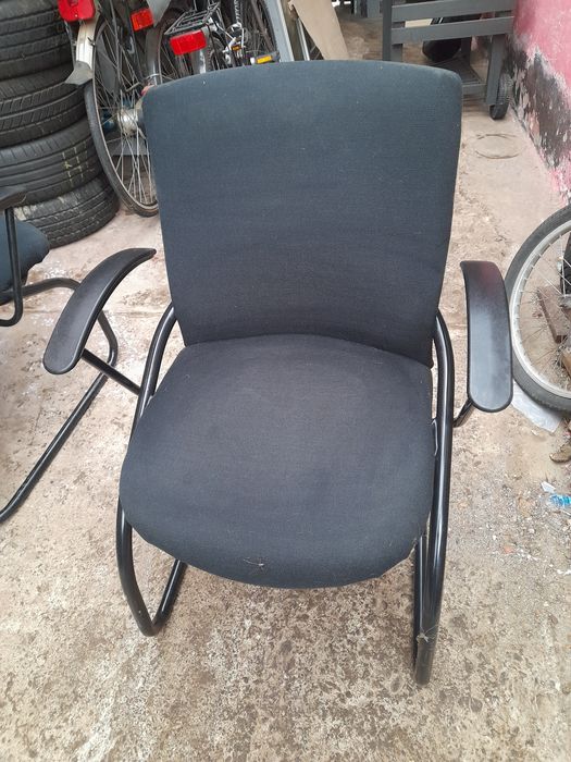 Vind 6 scaune rezistente arata foarte bine