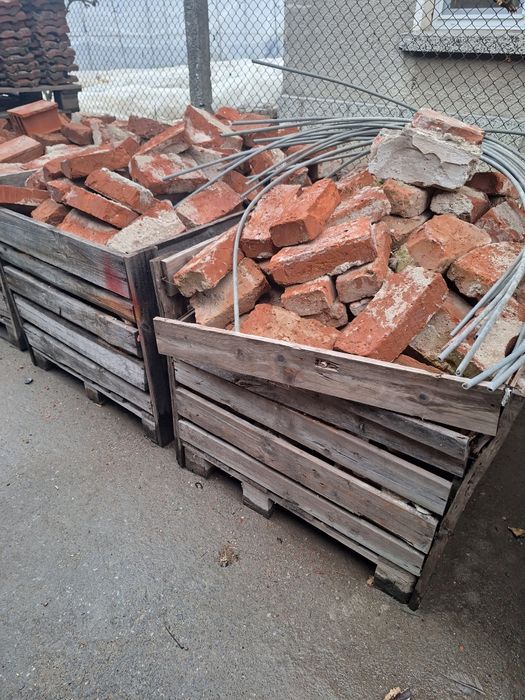 Продавам тухли единички и цигли