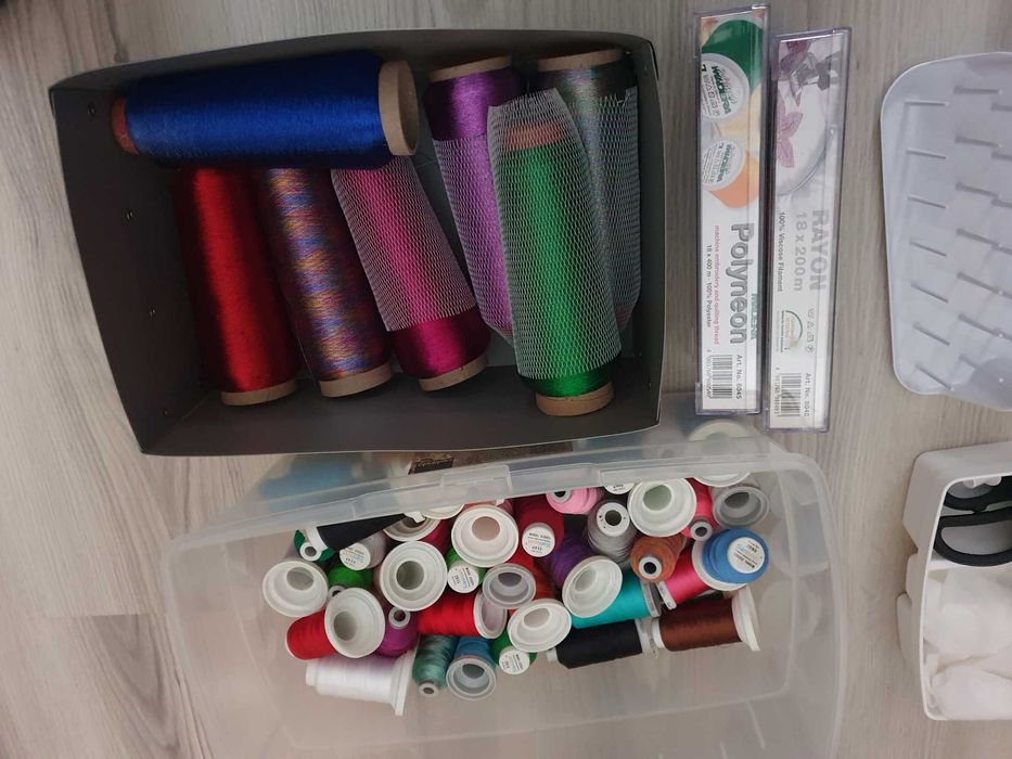 Masina de brodat Brother VR cu masa Brother, soft, accesorii