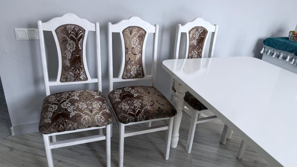 Кухонный стол со стульями