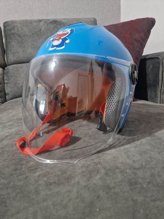 Детска каска за мотор , скутер