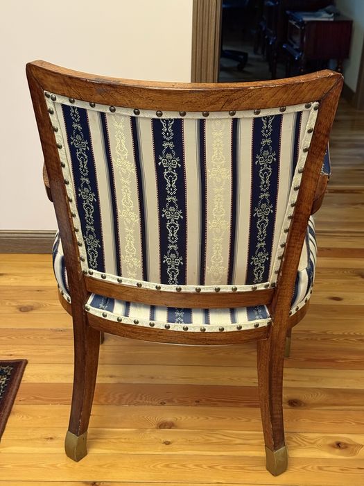 Продаётся антикварное кресло из дуба