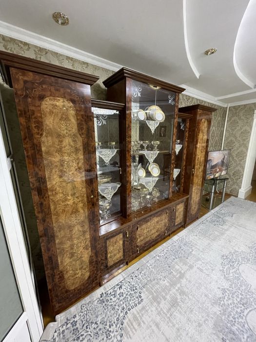 Продается красивый сервант (стенка) в классическом стиле.