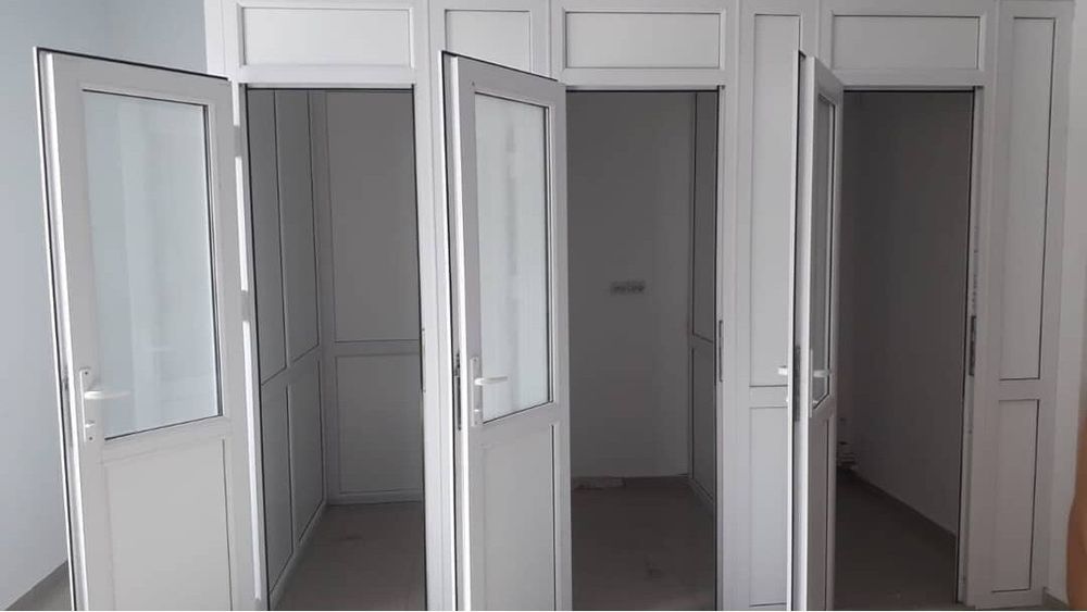 Окна, балконы, витражи