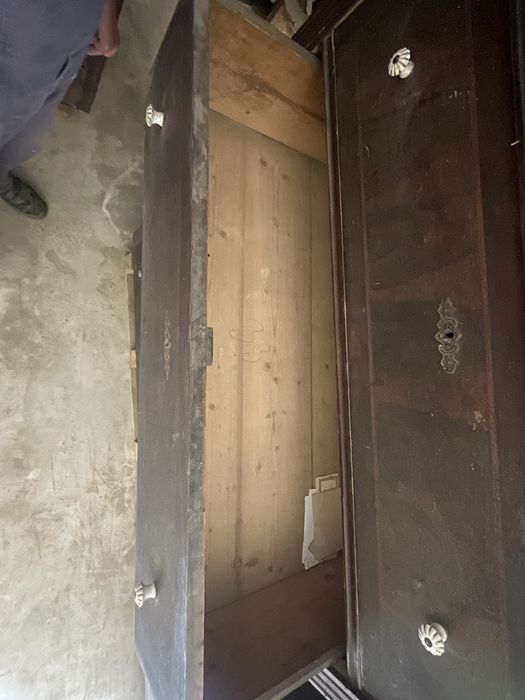 Mobilier din lemn masiv vechi – comode