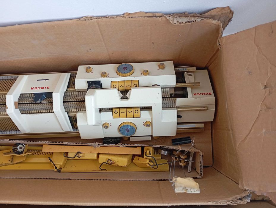 Vând mașină de tricotat Singer electrică nefolosită și o mașină de tricotat Singer manuală folosită