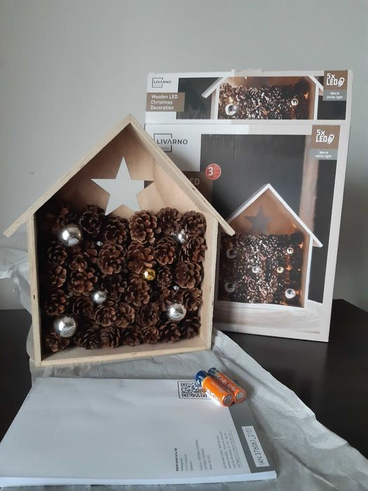 Decorațiune de Crăciun, căsuță de lemn cu conuri brad, cu LED