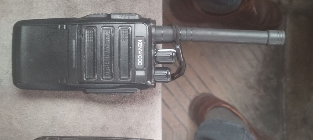 Продам рацию 2 штуки в комплекте 1 зарядное устройство