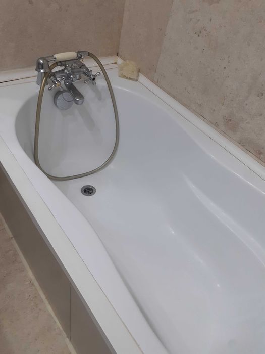 Închiriez apartament  3 camere decomandat in centru lăngă Primărie  .