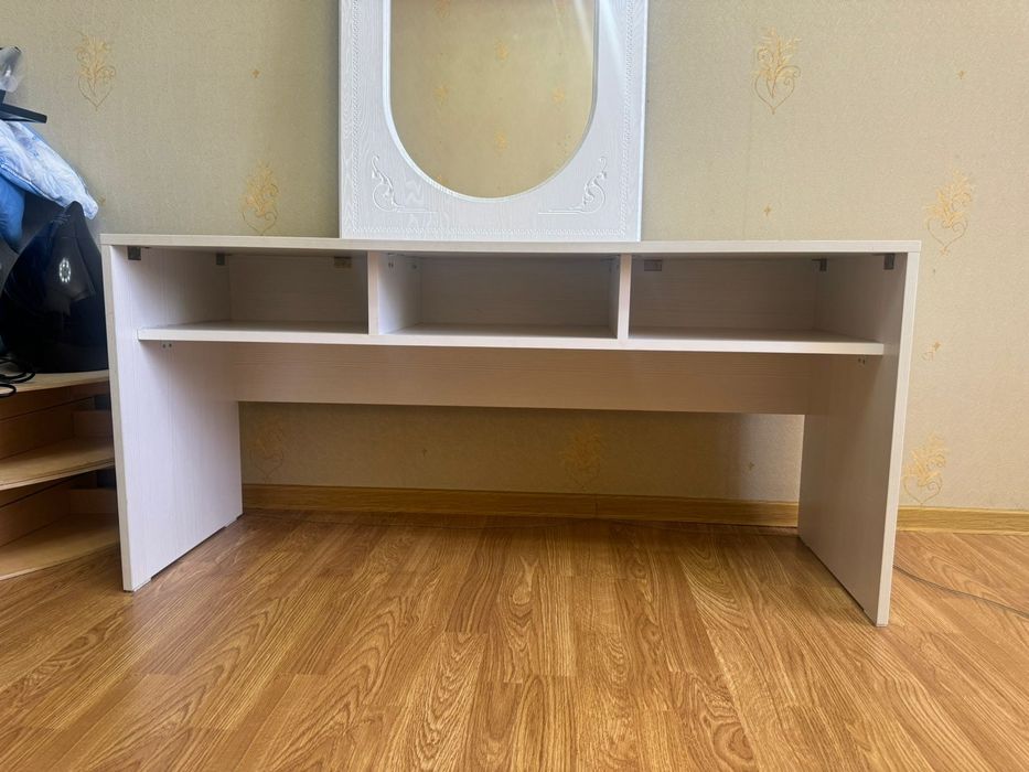 Стол и зеркало продаются