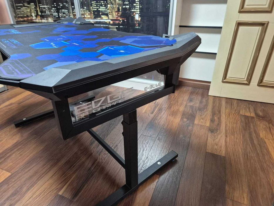 Геймърско бюро E-Blue RGB – Регулируемо 1.35м – LED