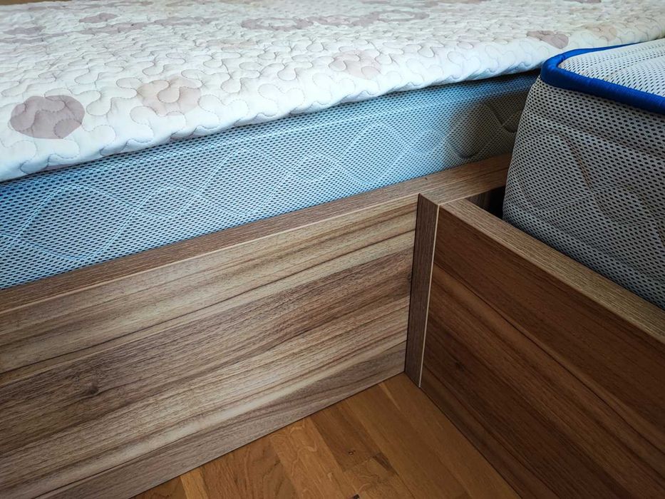 Продавам две единични легла с ракли и матраци, изработени по поръчка.